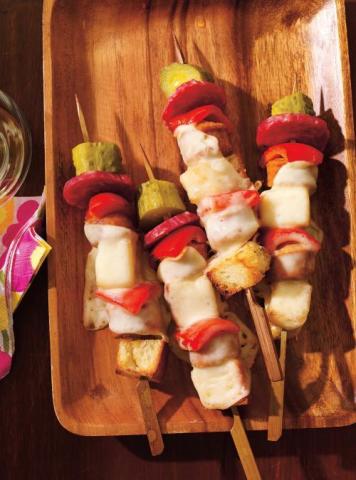 Brochettes de pain, de cornichon et de saucisson façon raclette